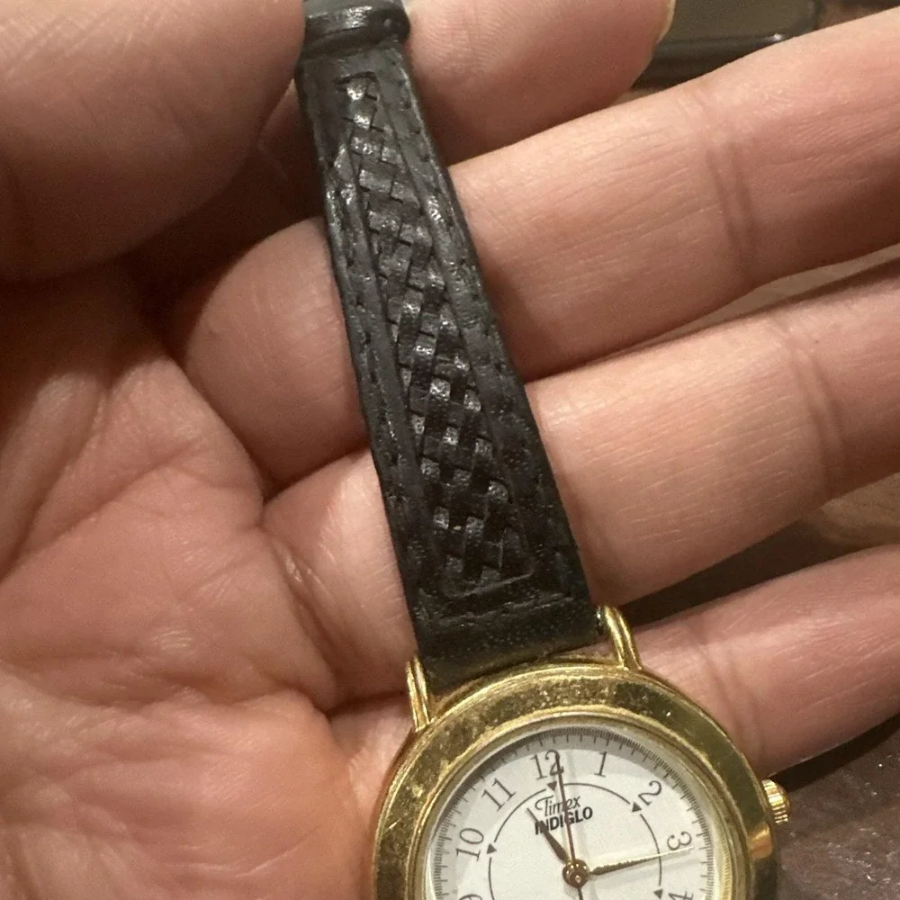 Working Timex Indiglo Watch Unisex 32mm Gold Tone Black Leather 1995 Vintage‎